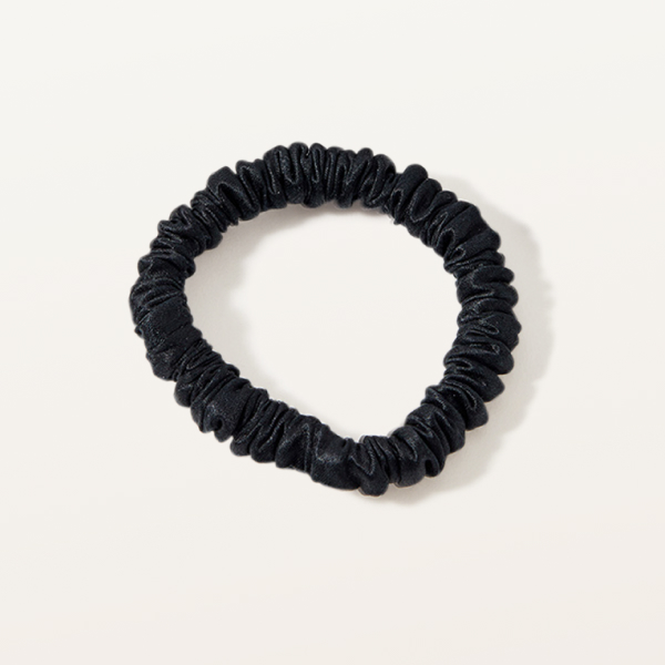 Шелковая резинка узкая глубокий черный